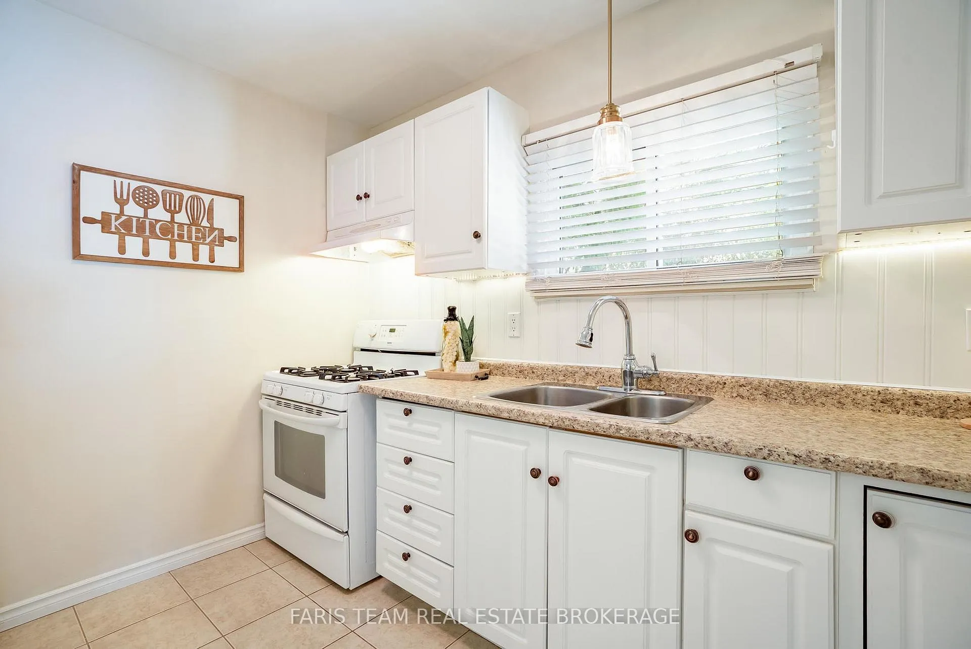 Photo 6 of 37 Wilde Place, Barrie, Letitia Heights — HOMEH