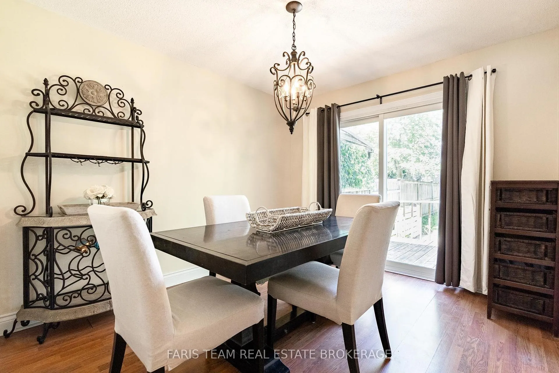 Photo 10 of 37 Wilde Place, Barrie, Letitia Heights — HOMEH