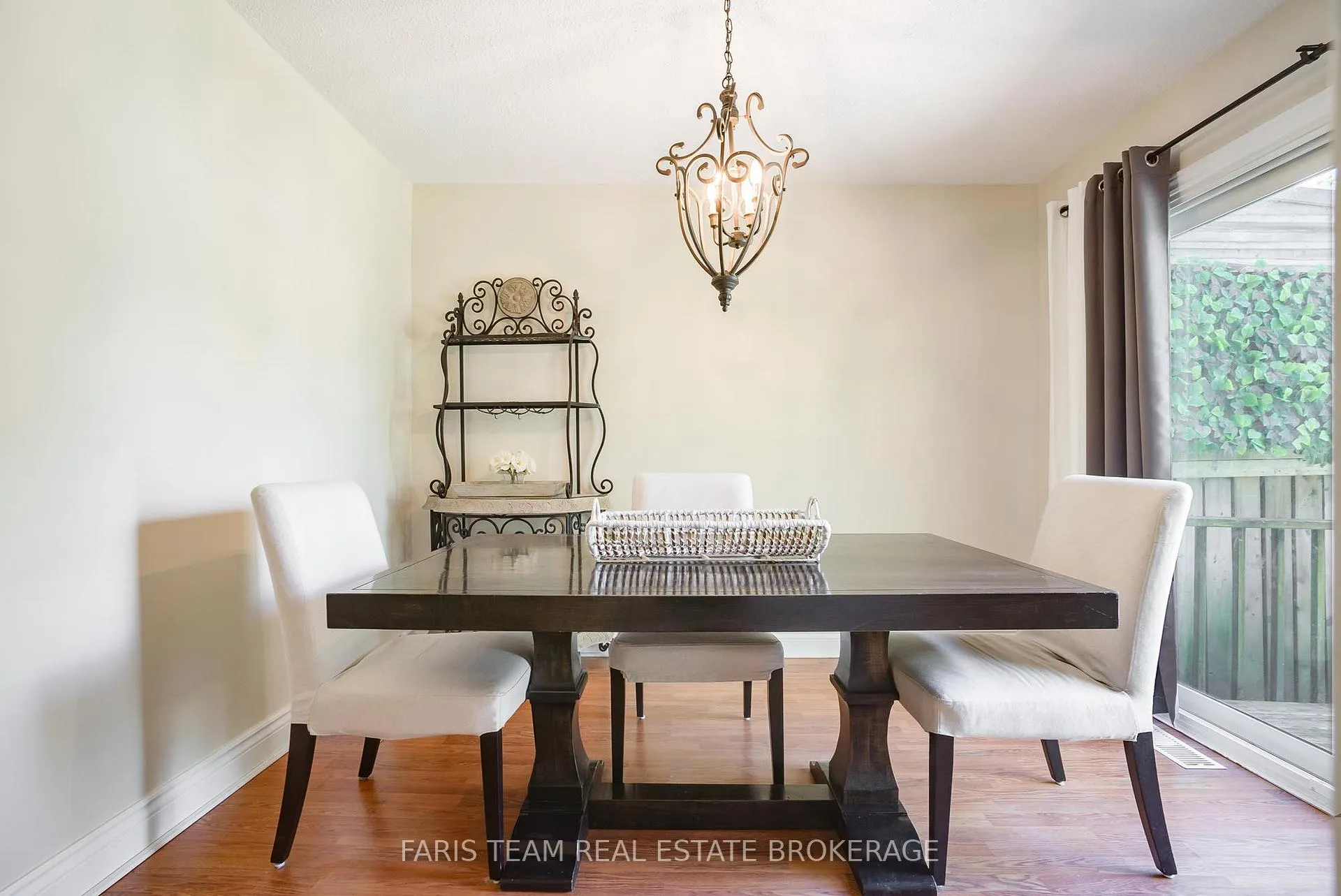 Photo 11 of 37 Wilde Place, Barrie, Letitia Heights — HOMEH