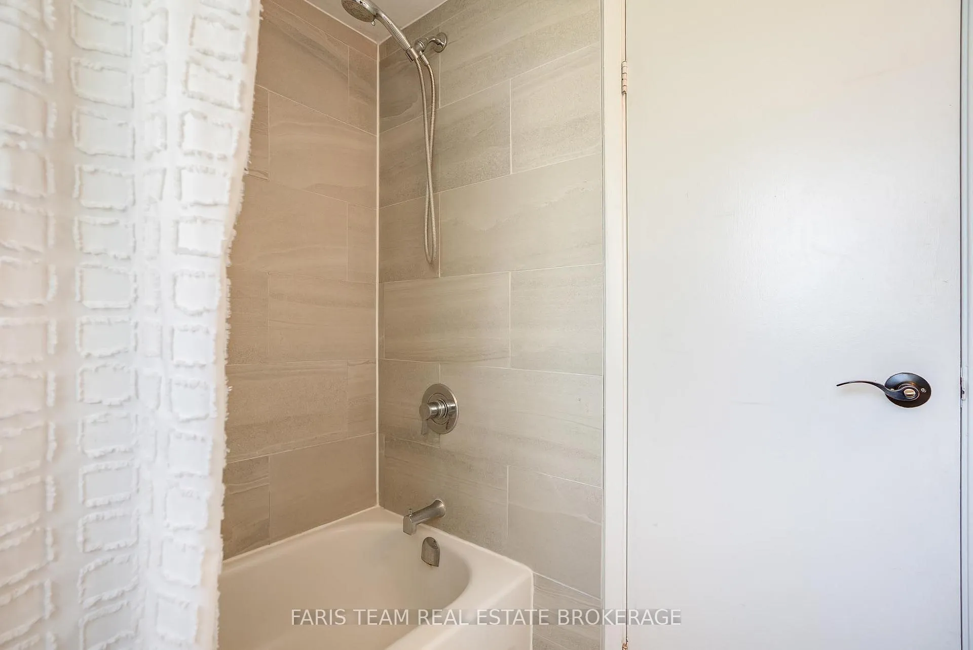 Photo 23 of 37 Wilde Place, Barrie, Letitia Heights — HOMEH