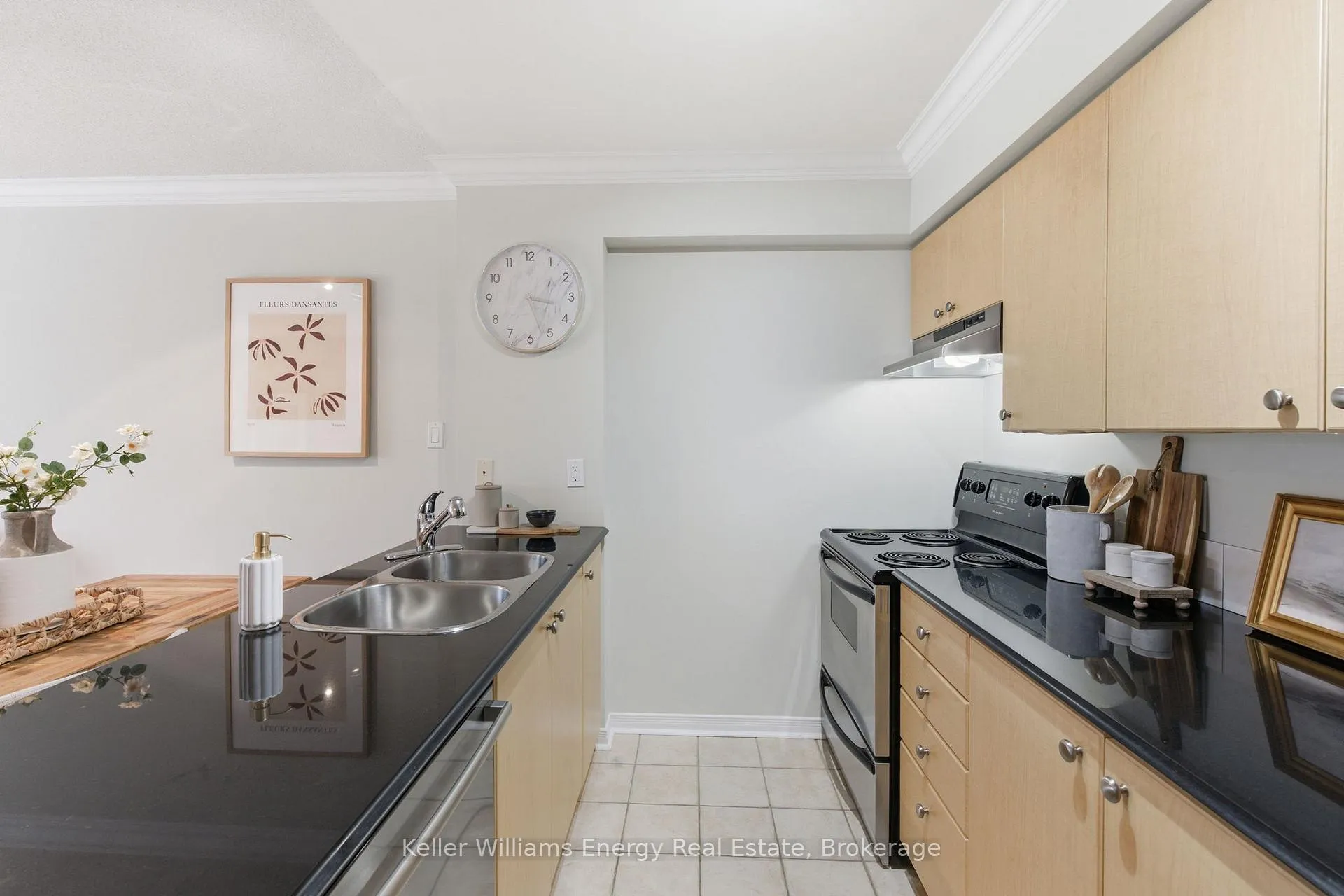 Photo 5 of Unit 301, 90 Aspen Springs Drive, Clarington, Bowmanville — HOMEH