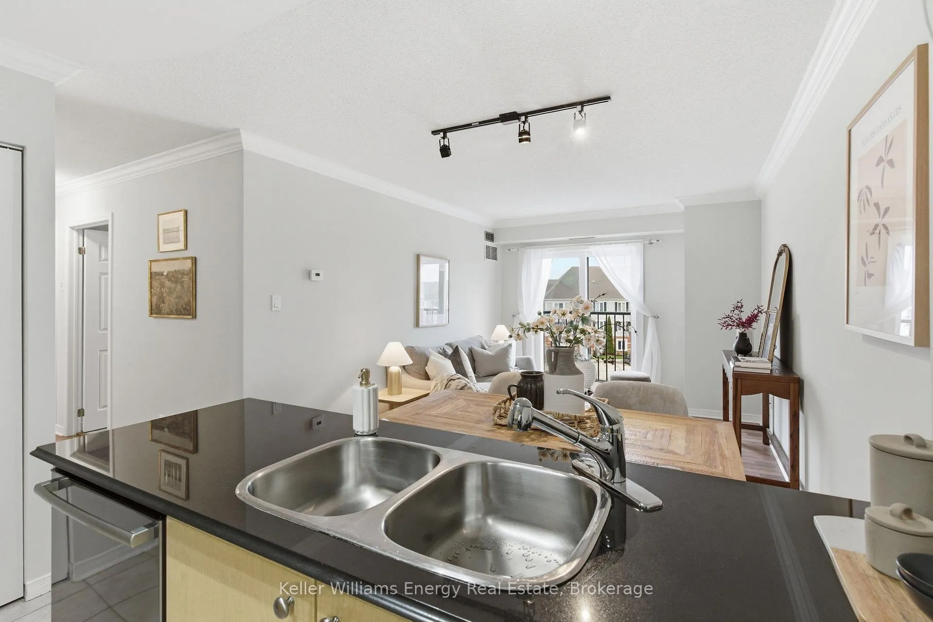 Photo 7 of Unit 301, 90 Aspen Springs Drive, Clarington, Bowmanville — HOMEH