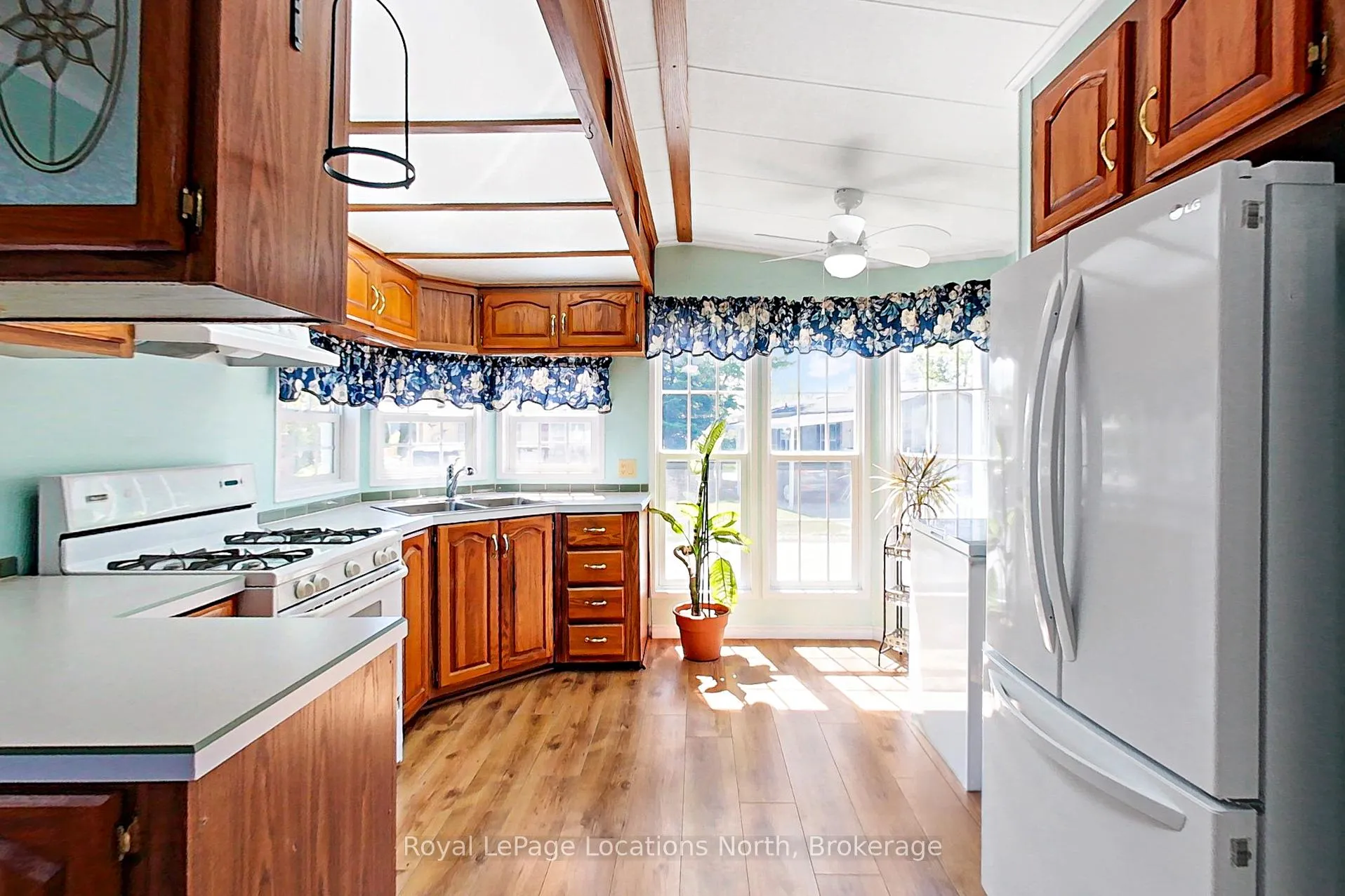 Photo 10 of 55 Topaz Street, Wasaga Beach — HOMEH