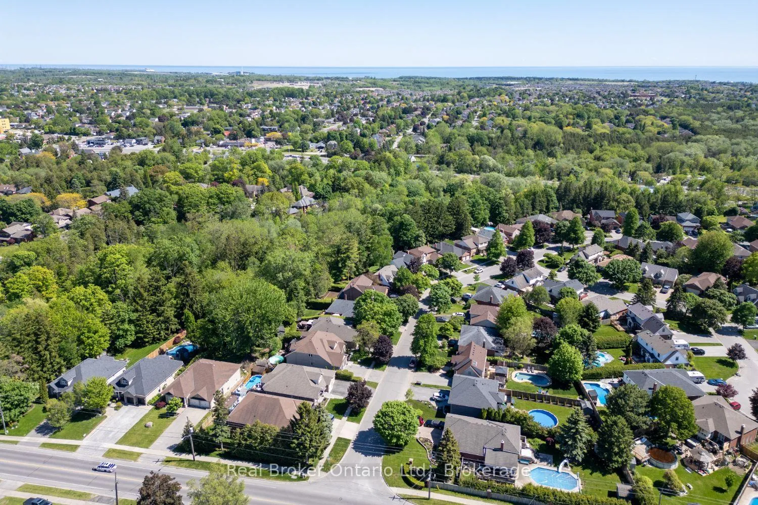 Photo 4 of 39 Valleycrest Drive, Clarington, Courtice — HOMEH