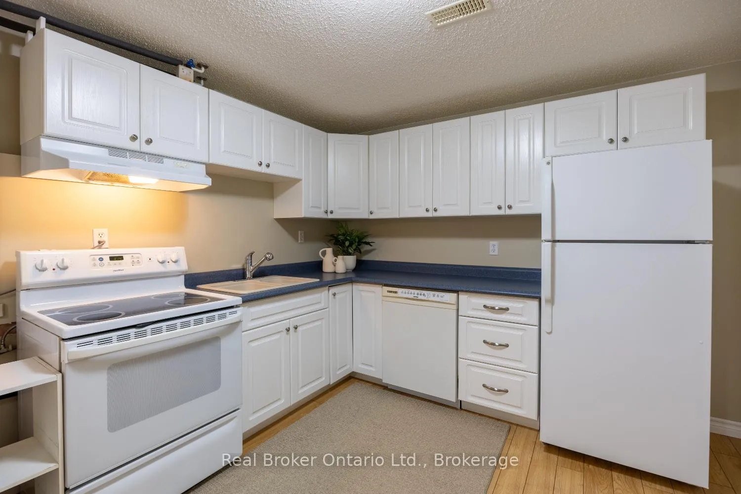 Photo 32 of 39 Valleycrest Drive, Clarington, Courtice — HOMEH