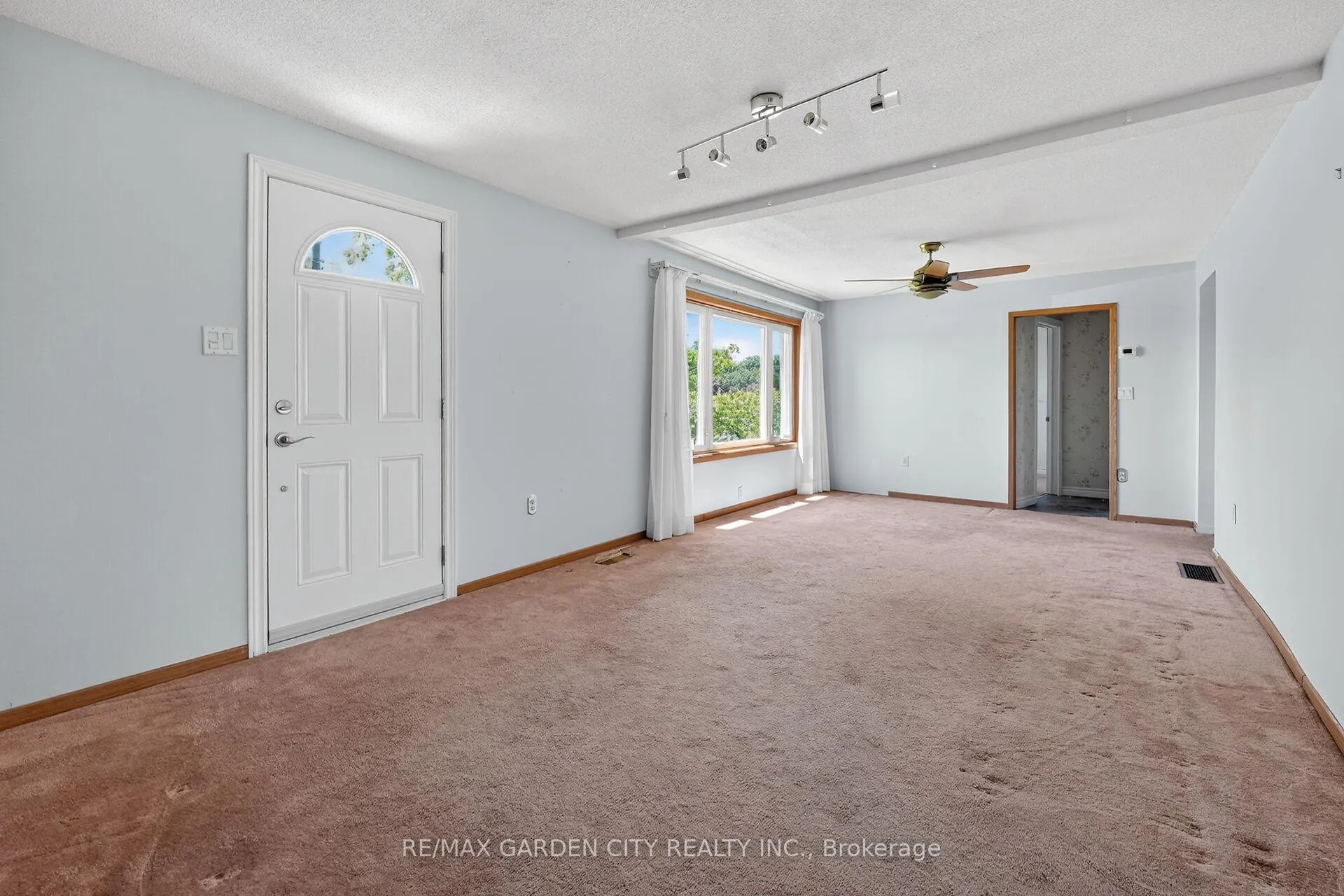 Photo 3 of 1651 Second Avenue, St. Catharines, Rural Fourth — HOMEH