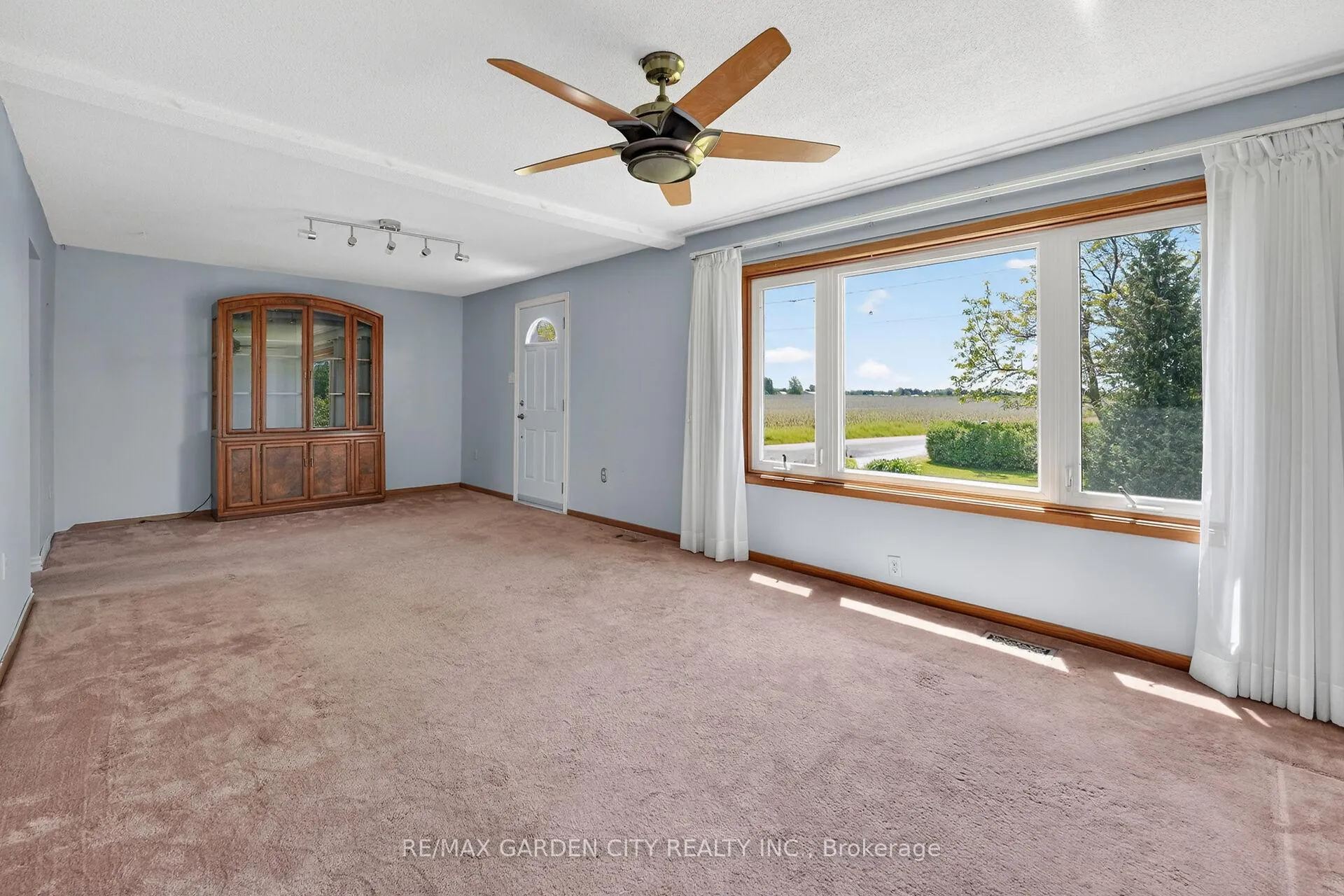 Photo 4 of 1651 Second Avenue, St. Catharines, Rural Fourth — HOMEH