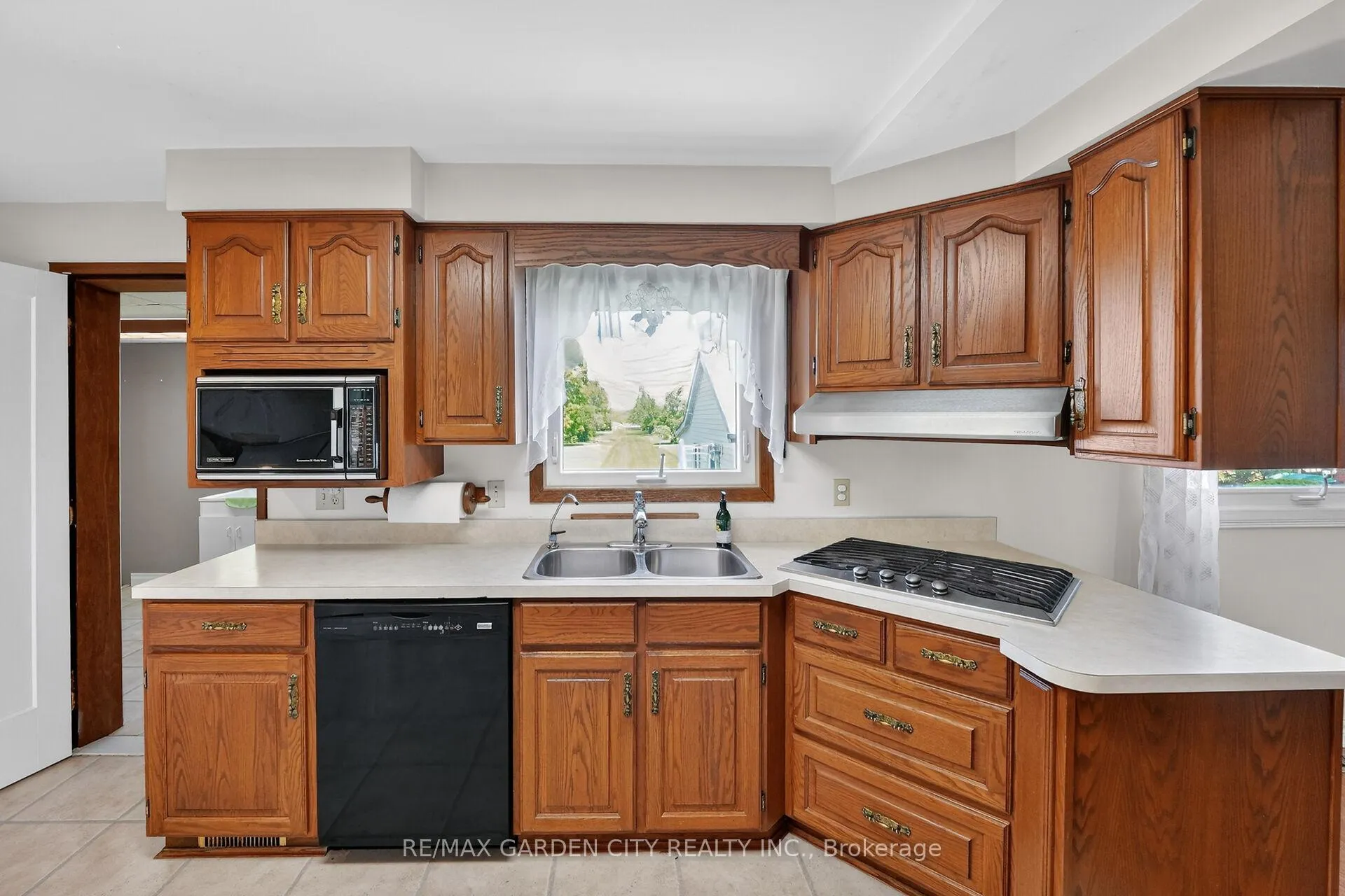 Photo 7 of 1651 Second Avenue, St. Catharines, Rural Fourth — HOMEH