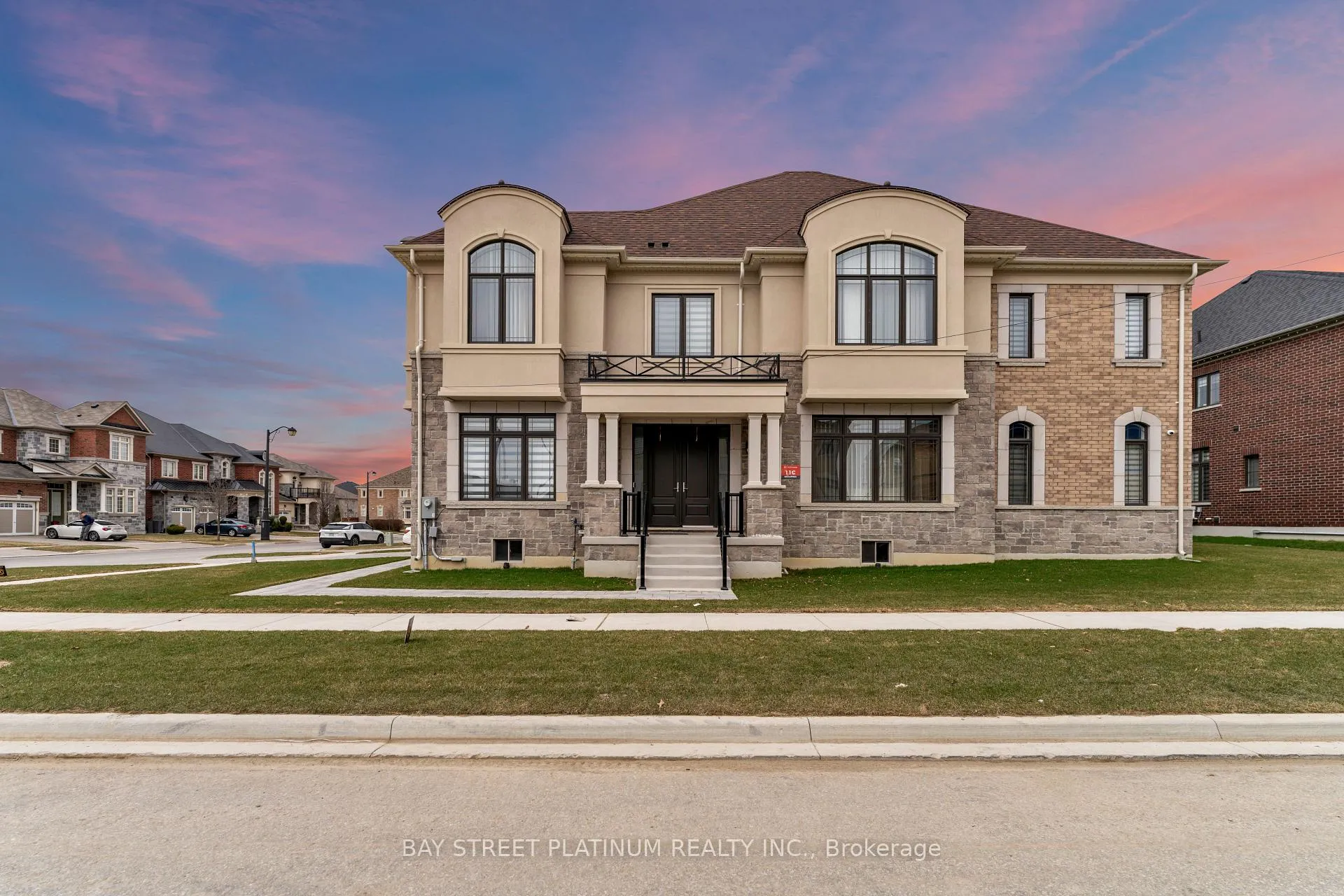 Photo 2 of 18 Woodgate Pines Drive, Vaughan, Kleinburg — HOMEH