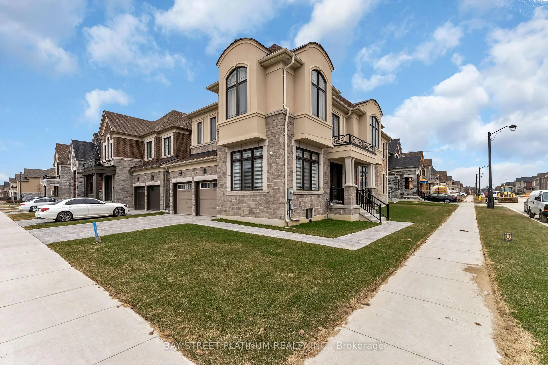 Photo 3 of 18 Woodgate Pines Drive, Vaughan, Kleinburg — HOMEH