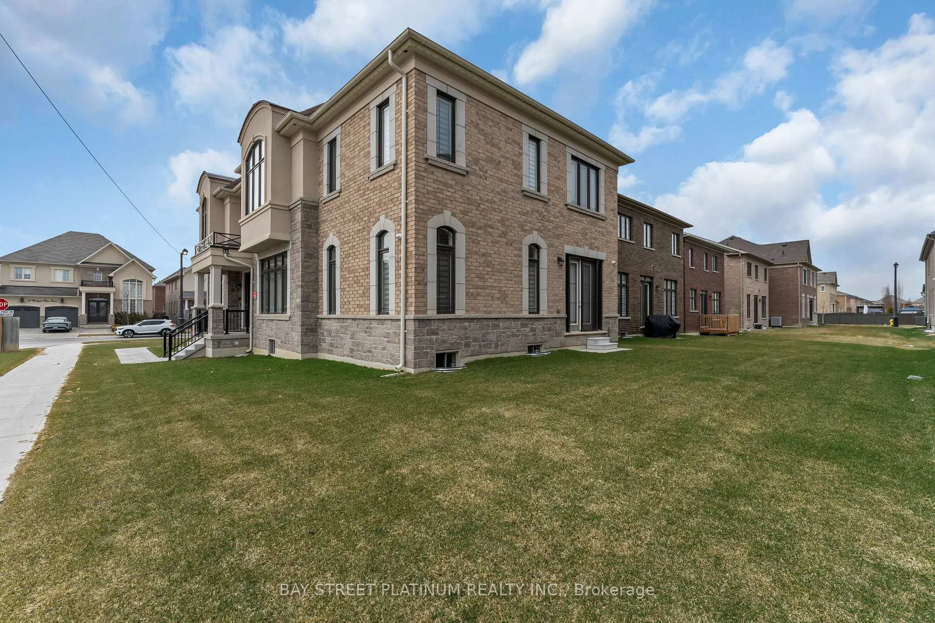 Photo 4 of 18 Woodgate Pines Drive, Vaughan, Kleinburg — HOMEH