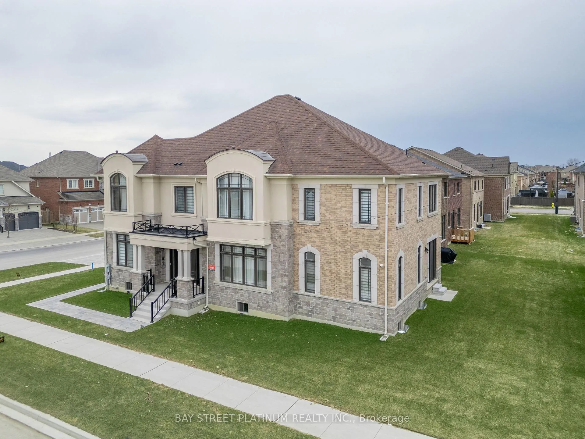 Photo 5 of 18 Woodgate Pines Drive, Vaughan, Kleinburg — HOMEH