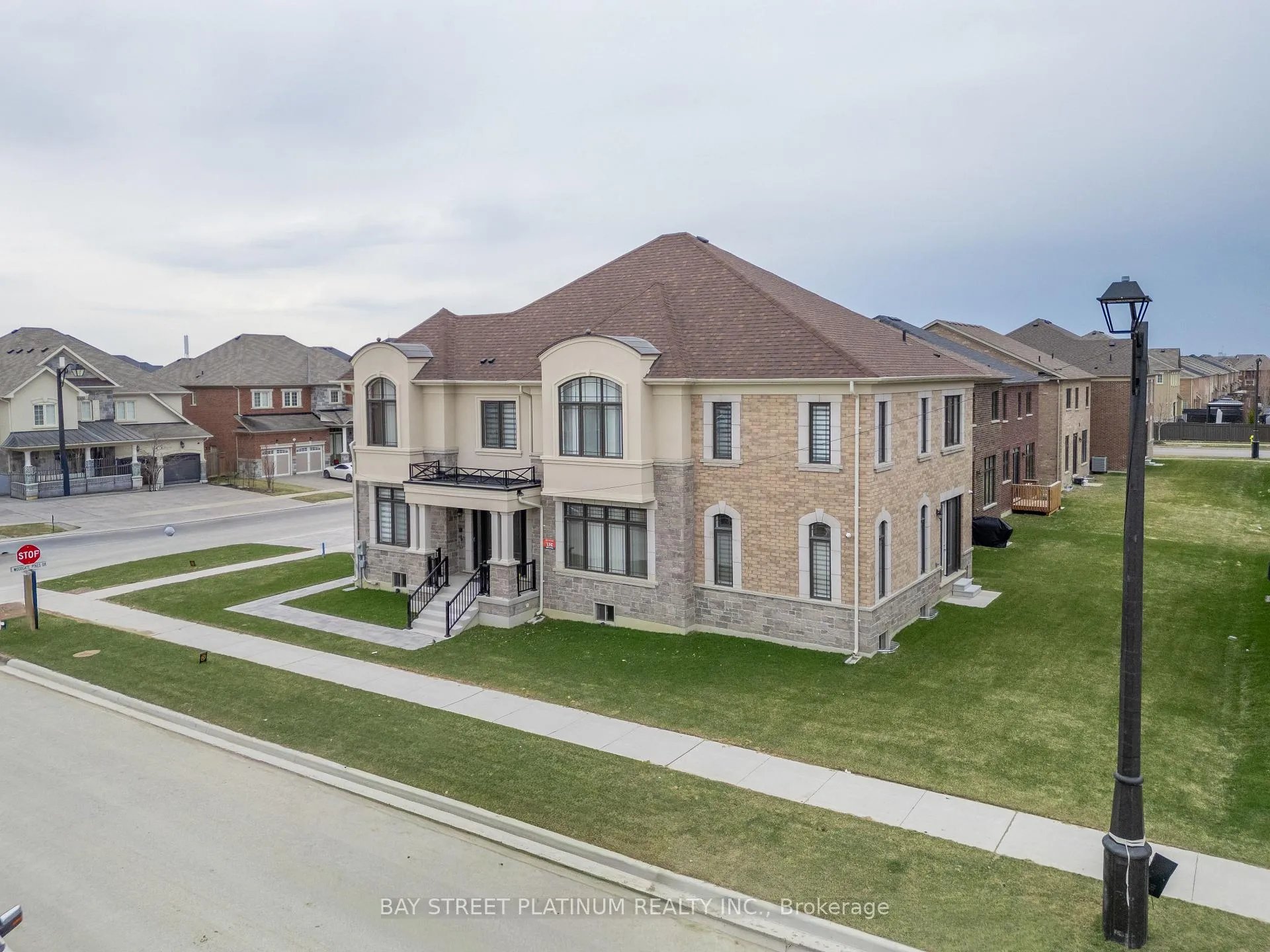Photo 6 of 18 Woodgate Pines Drive, Vaughan, Kleinburg — HOMEH