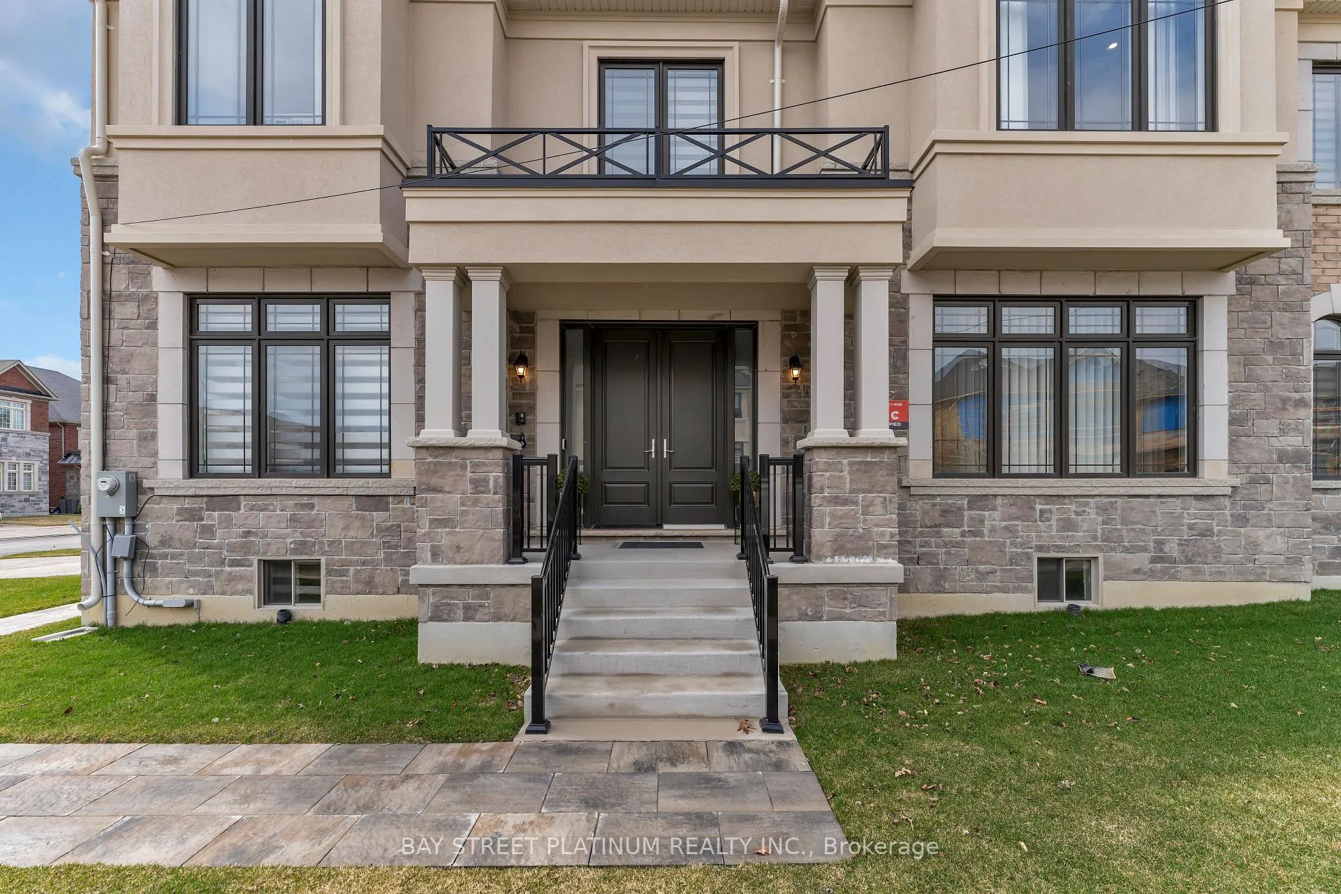 Photo 8 of 18 Woodgate Pines Drive, Vaughan, Kleinburg — HOMEH