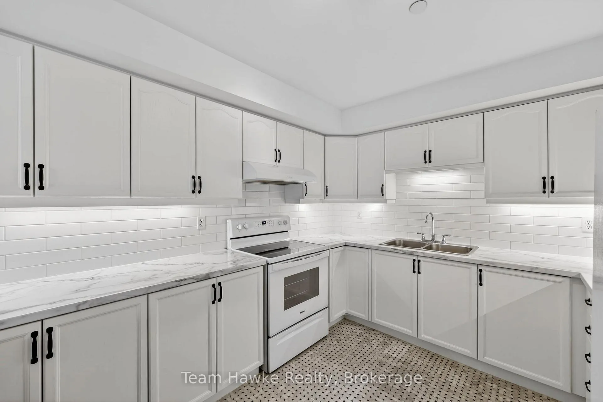 Photo 17 of Unit PH4, 4 Beck Boulevard, Penetanguishene — HOMEH