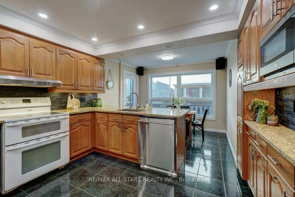 Photo 8 of 75 Hawley Crescent, Whitby, Blue Grass Meadows — HOMEH