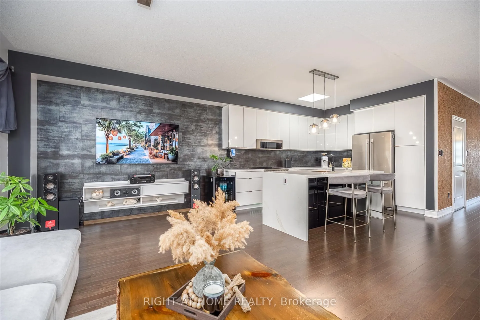 Photo 1 of 1192 Raspberry Terrace, Milton, Ford — HOMEH