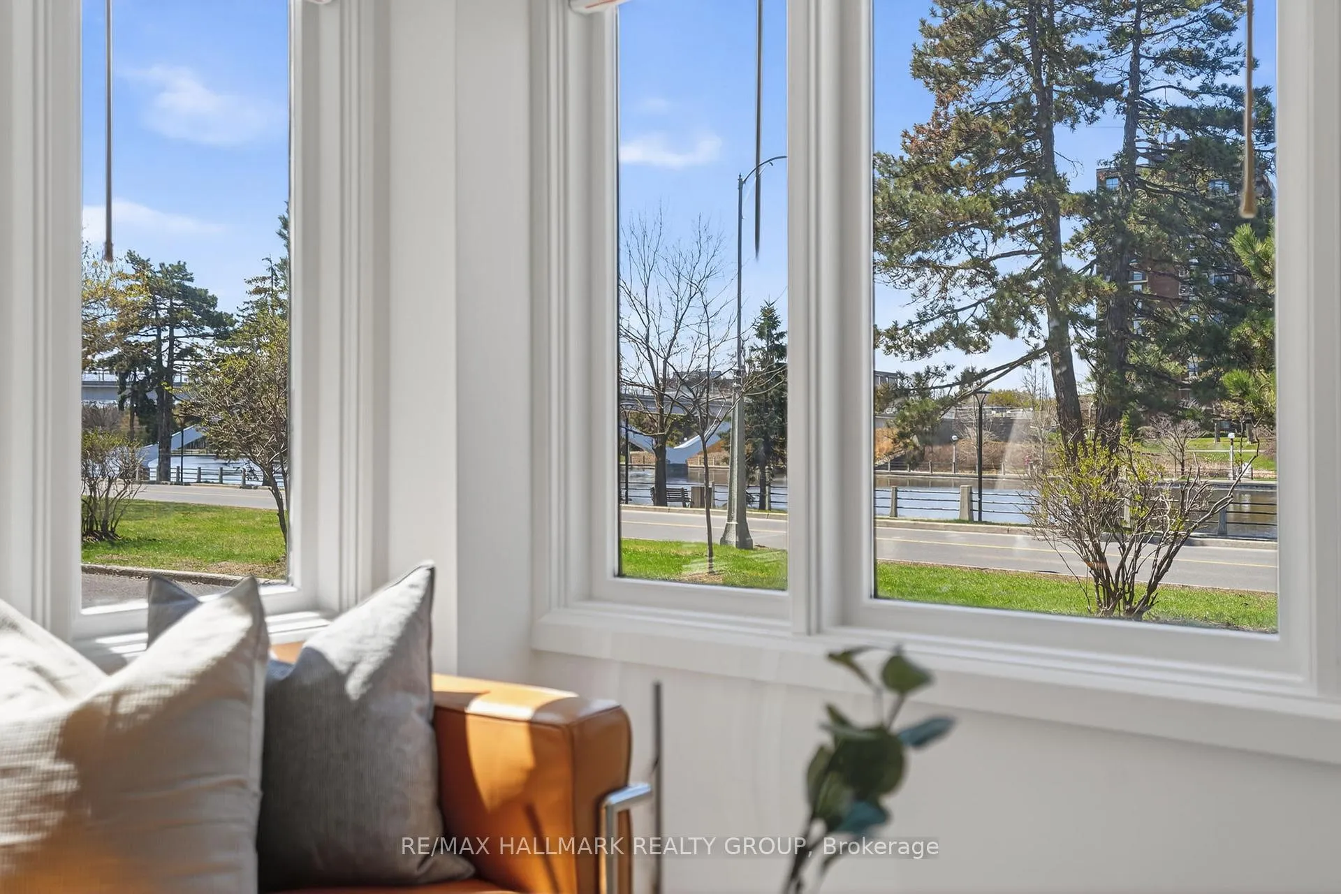 Photo 12 of 425 Echo Drive, Ottawa, Ottawa East — HOMEH