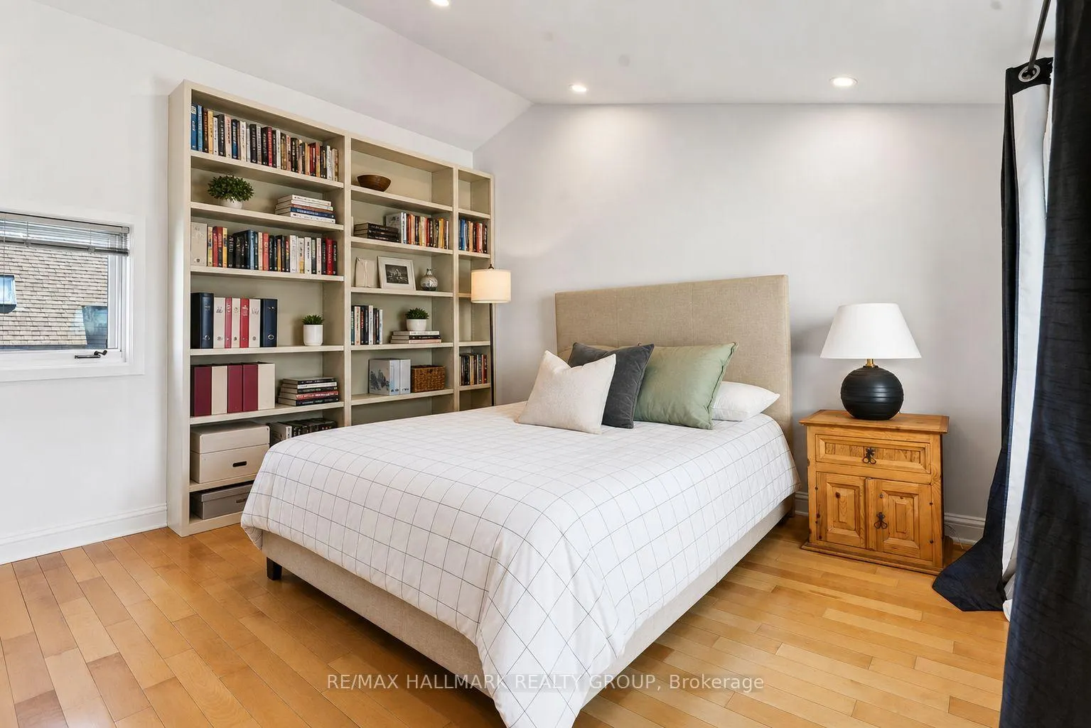 Photo 32 of 425 Echo Drive, Ottawa, Ottawa East — HOMEH