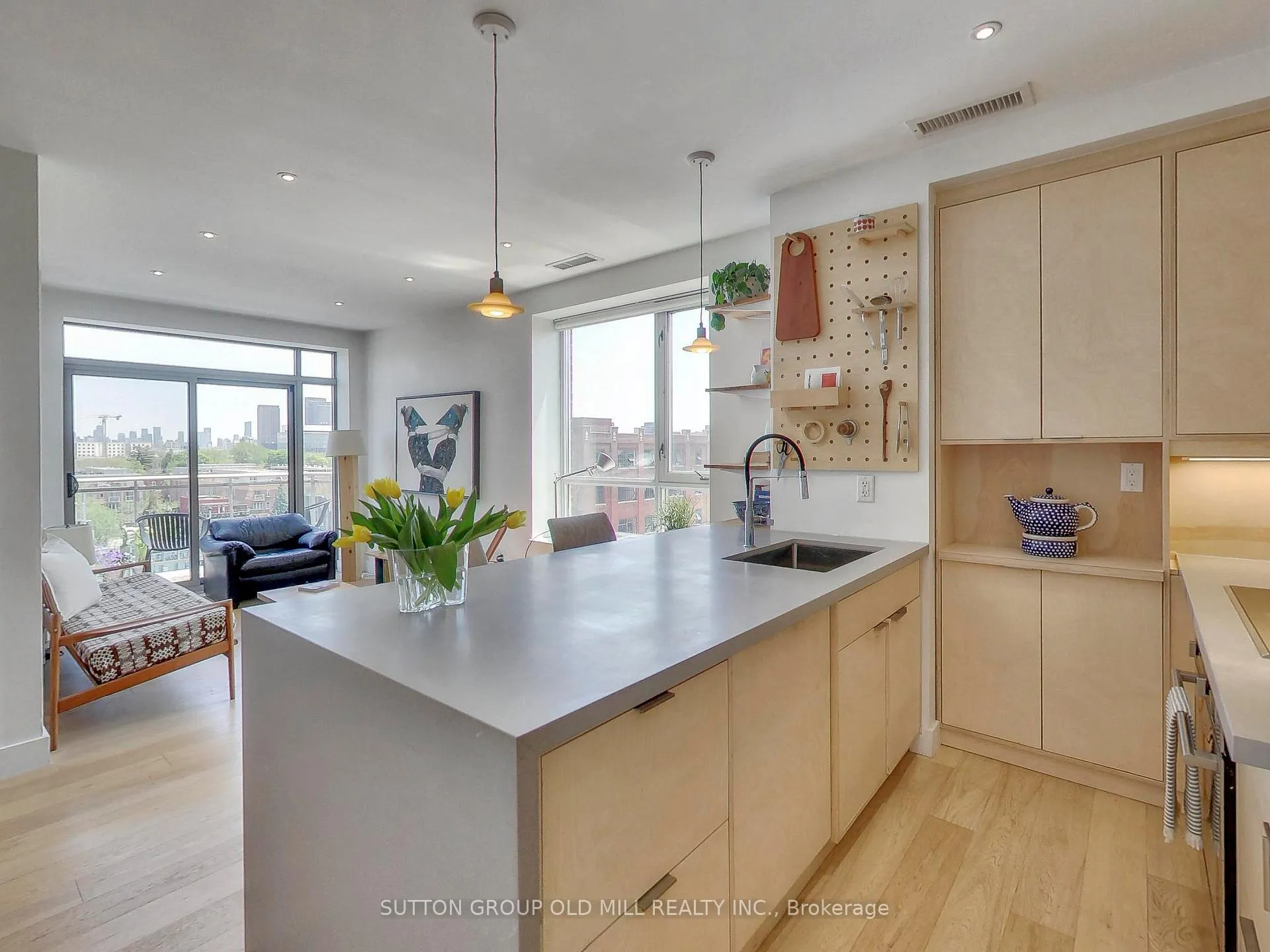Front of Unit 712, 2495 Dundas Street W
