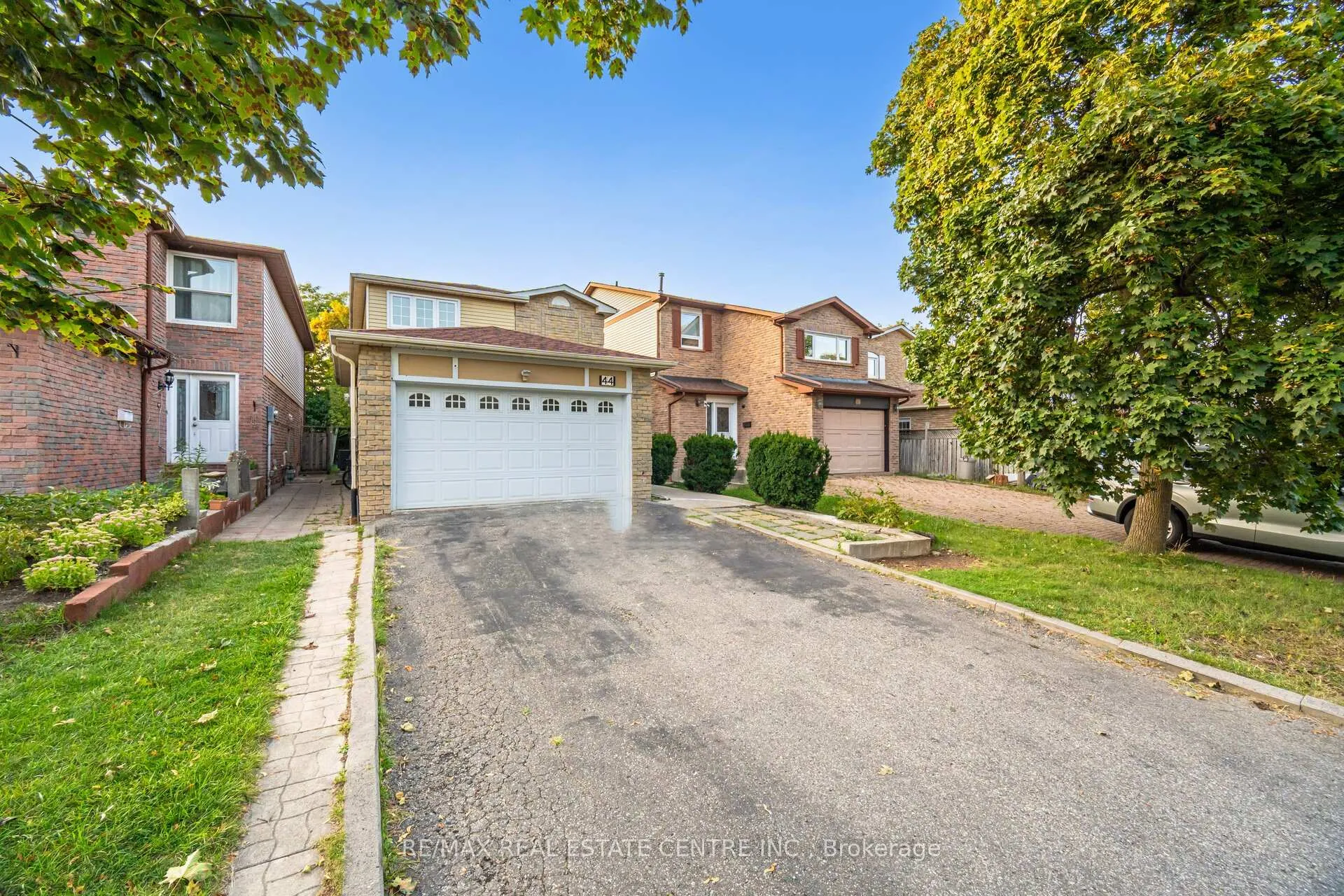 Photo 3 of 44 Abelard Avenue, Brampton, Fletcher's West — HOMEH
