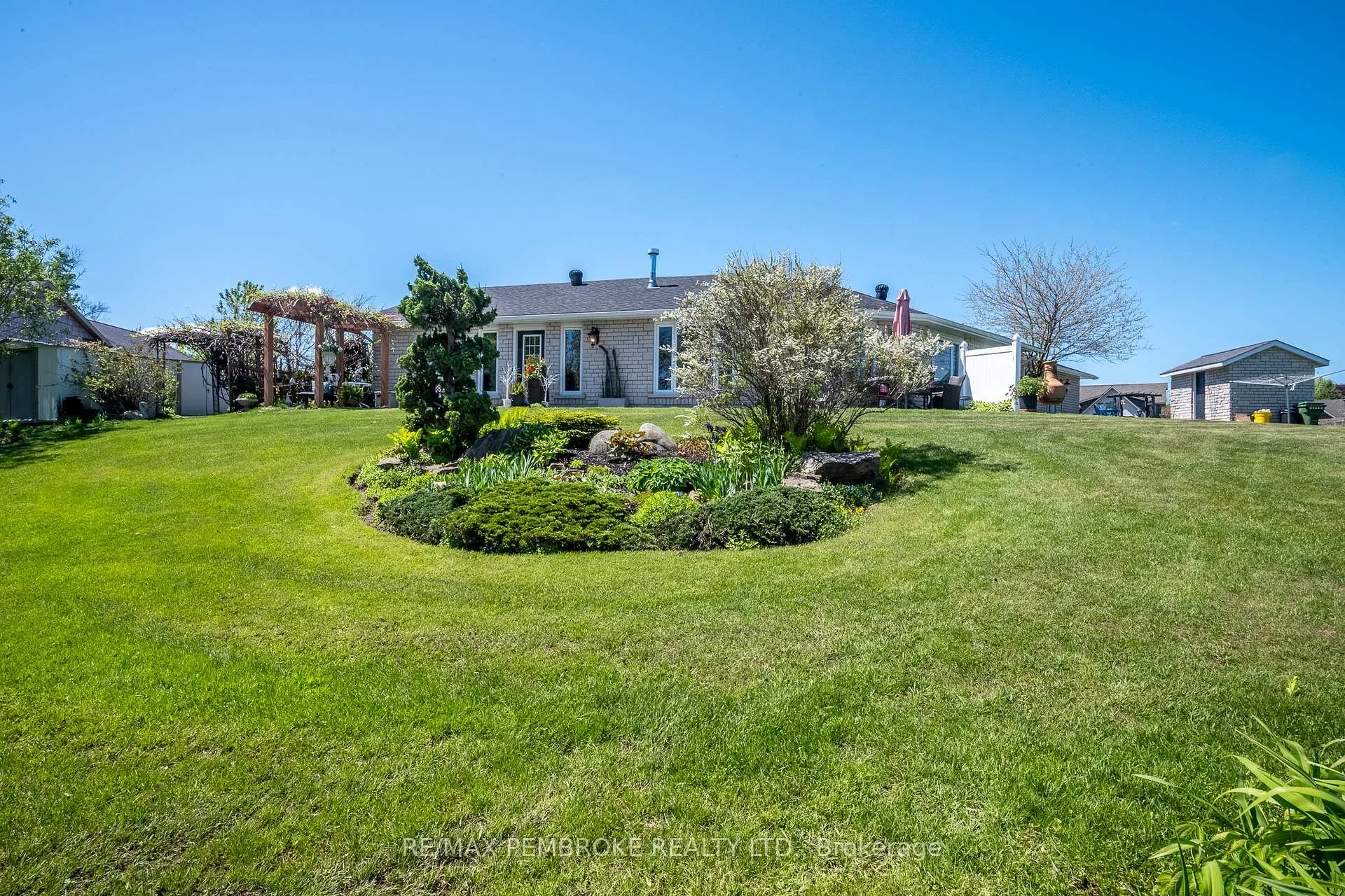 Photo 7 of 11 Fairway Drive, Petawawa — HOMEH