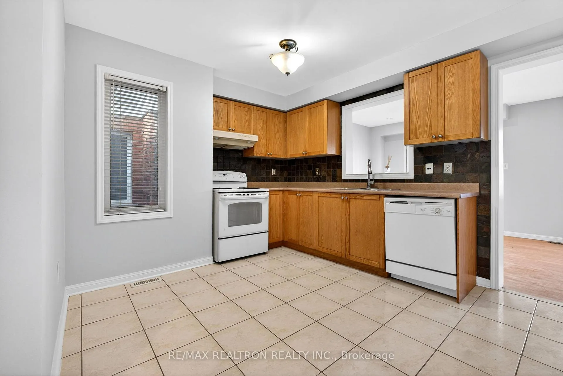 Photo 4 of 8 Toscana Drive, Whitby, Taunton North — HOMEH