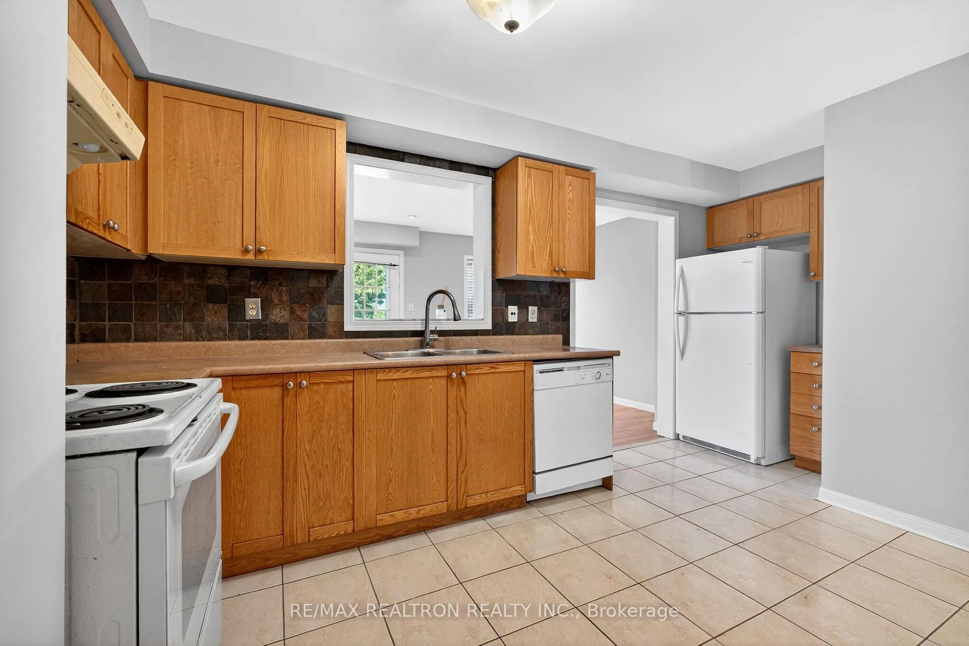 Photo 5 of 8 Toscana Drive, Whitby, Taunton North — HOMEH