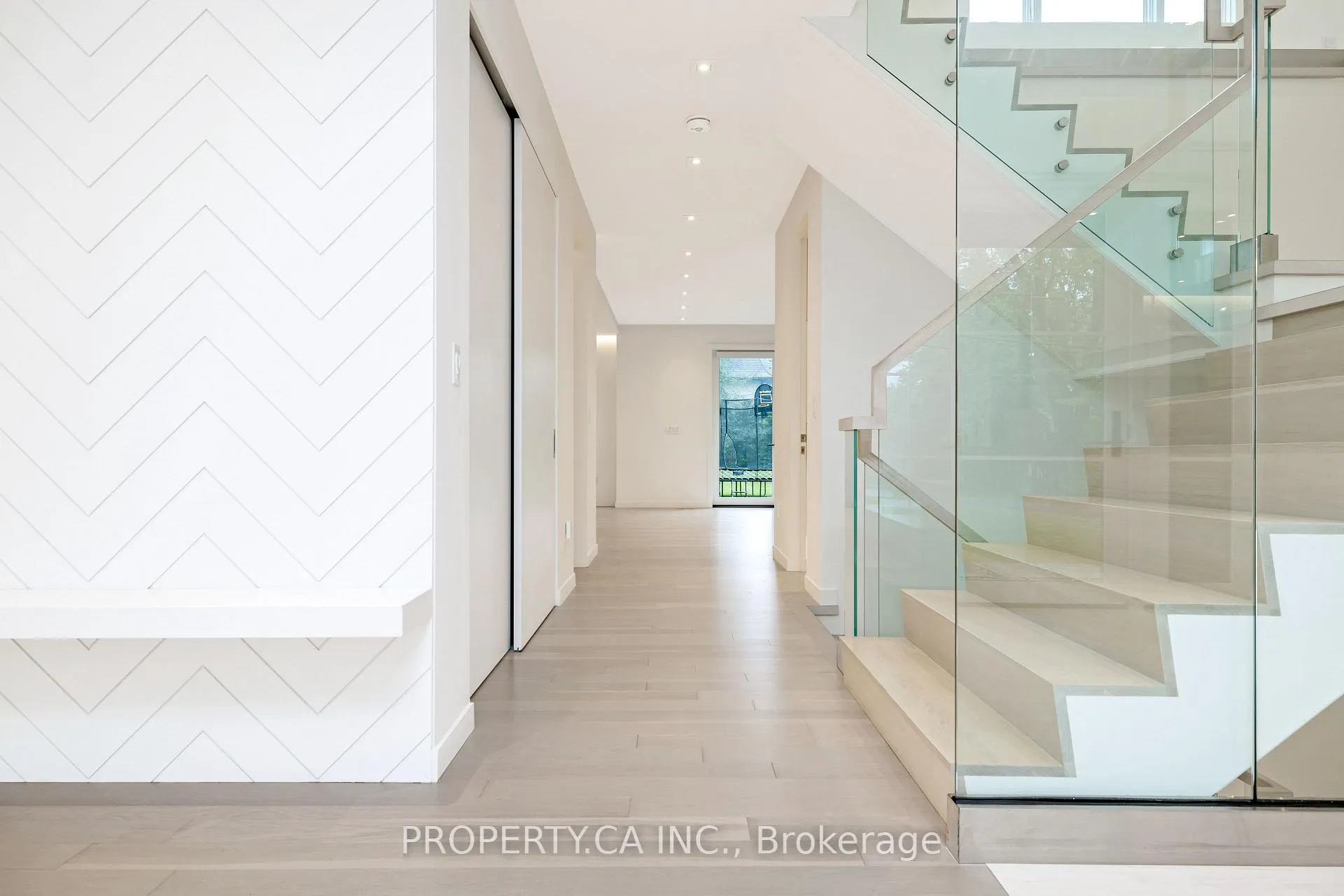 Photo 3 of 14 Belvedere Drive, Oakville, Southwest — HOMEH