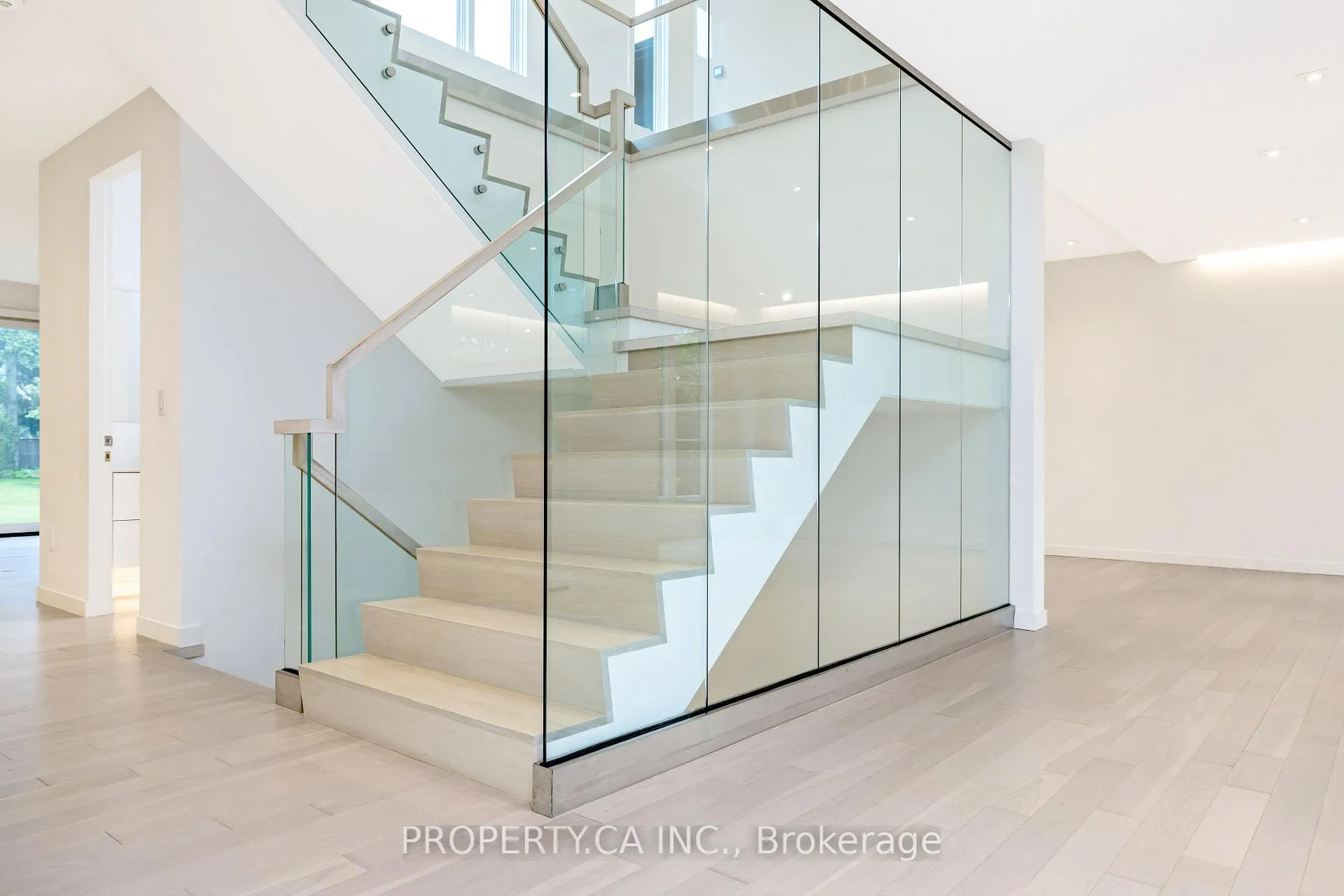 Photo 5 of 14 Belvedere Drive, Oakville, Southwest — HOMEH