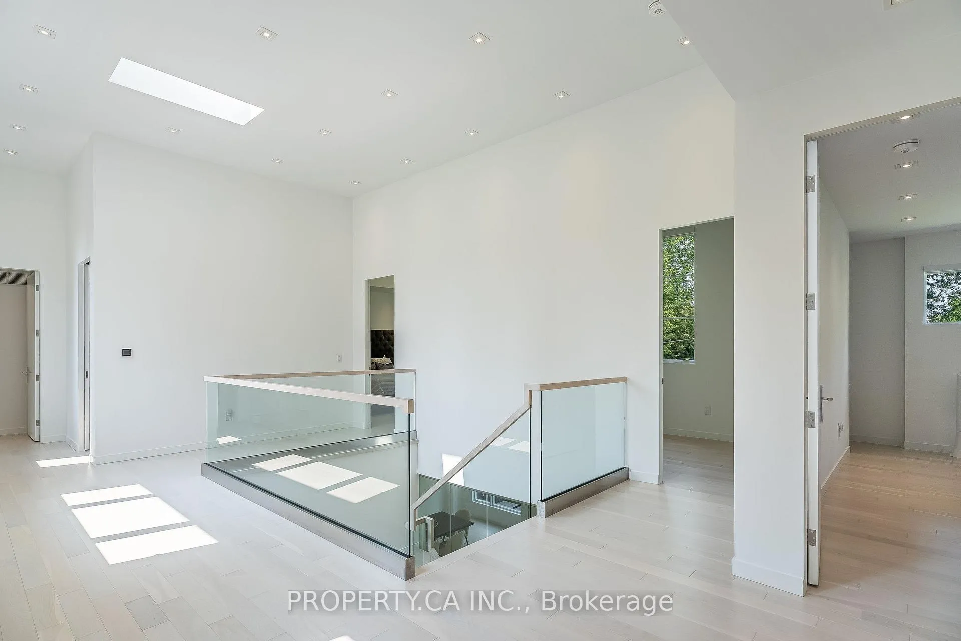 Photo 8 of 14 Belvedere Drive, Oakville, Southwest — HOMEH