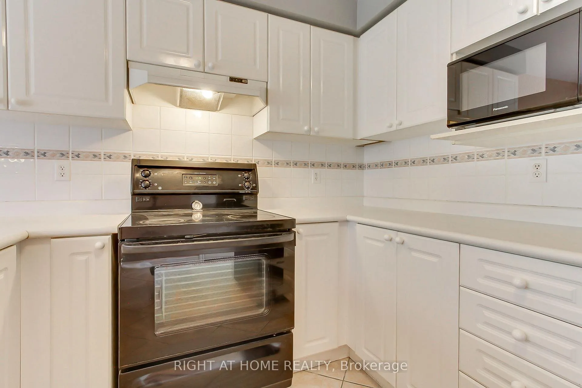 Photo 15 of 50 Dovedale Drive, Georgina, Keswick South — HOMEH