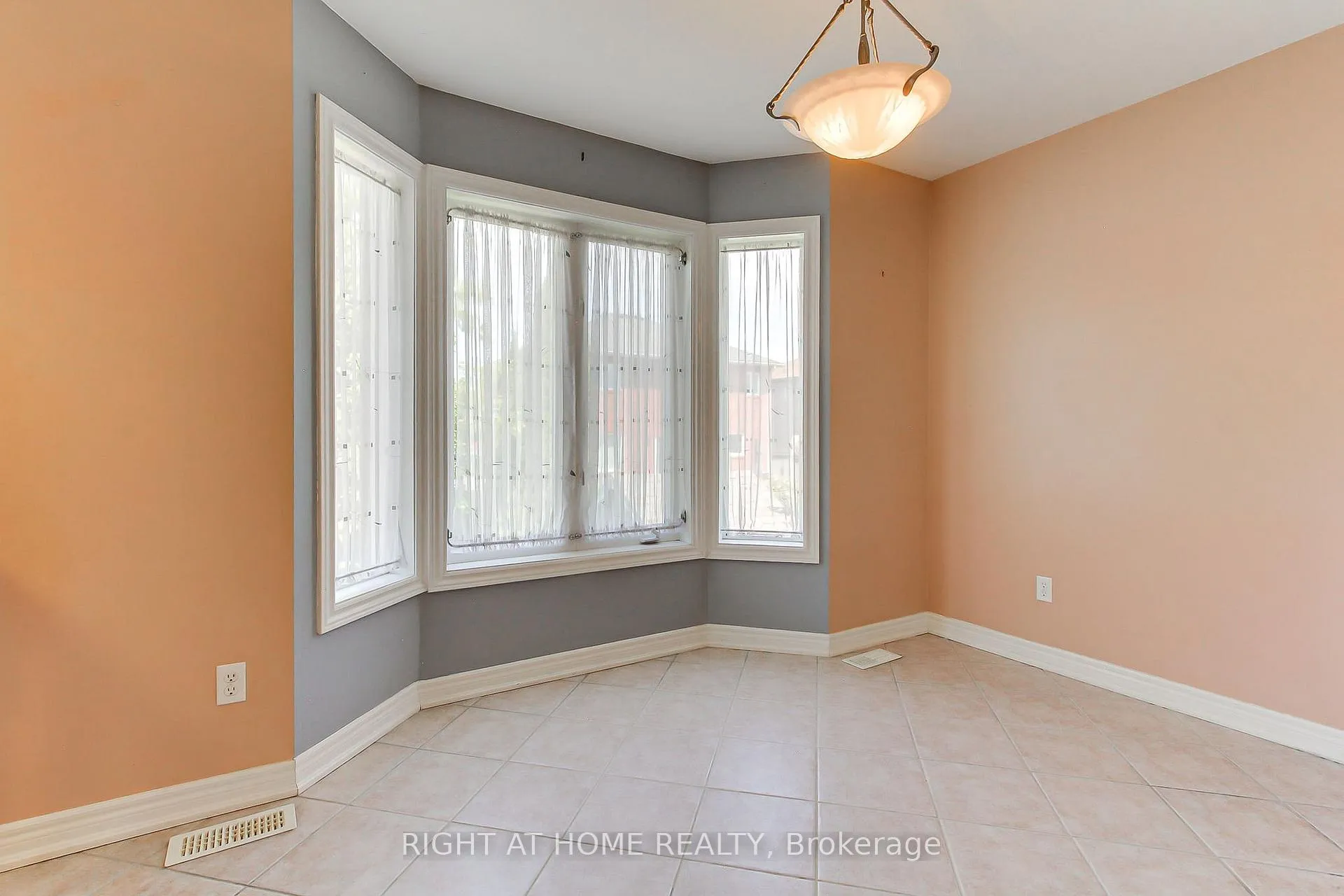 Photo 20 of 50 Dovedale Drive, Georgina, Keswick South — HOMEH