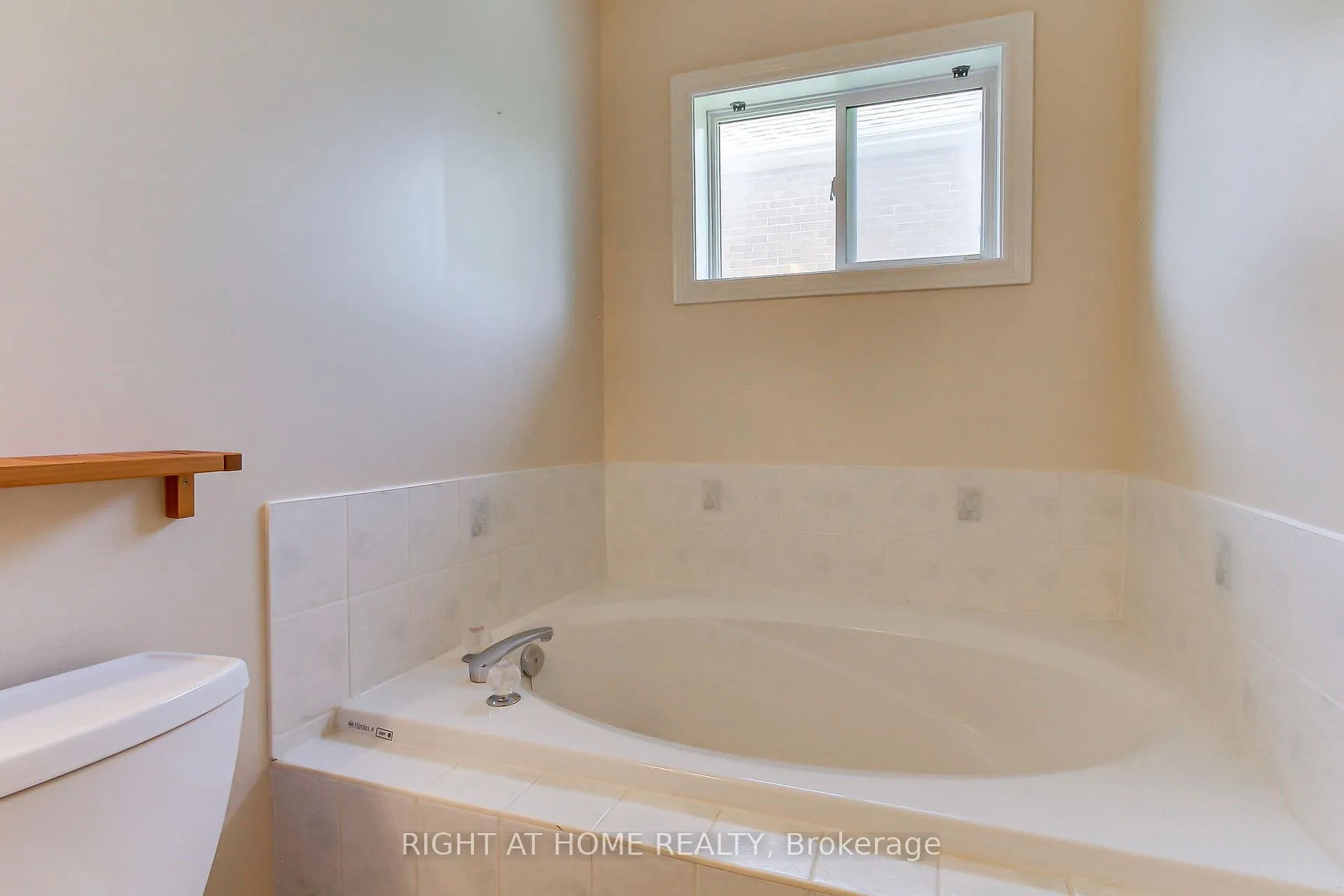 Photo 30 of 50 Dovedale Drive, Georgina, Keswick South — HOMEH
