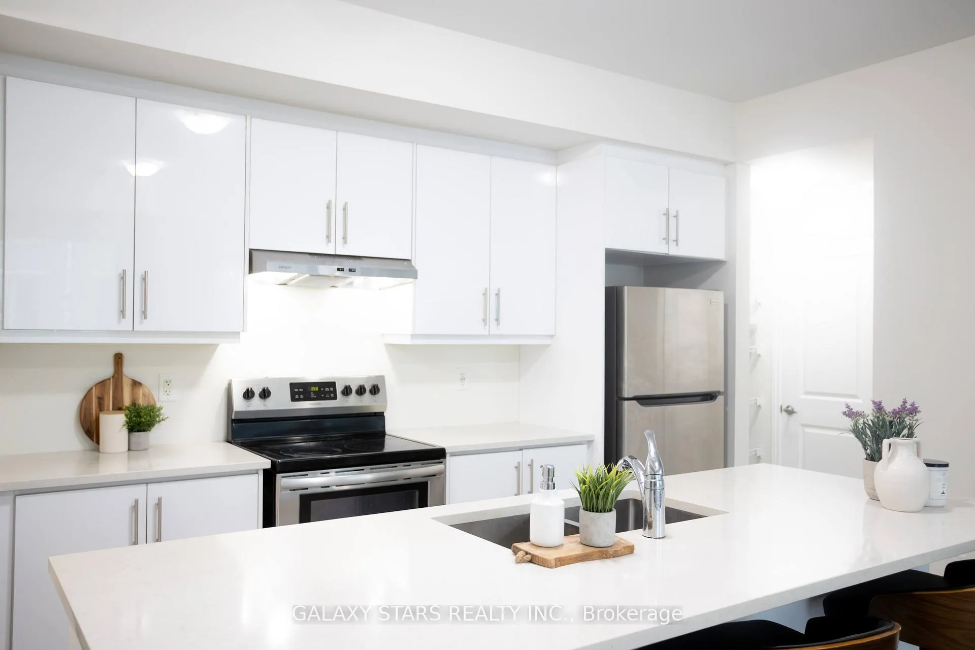 Photo 4 of Unit 508, 1034 Reflection Place, Pickering, Rural Pickering — HOMEH