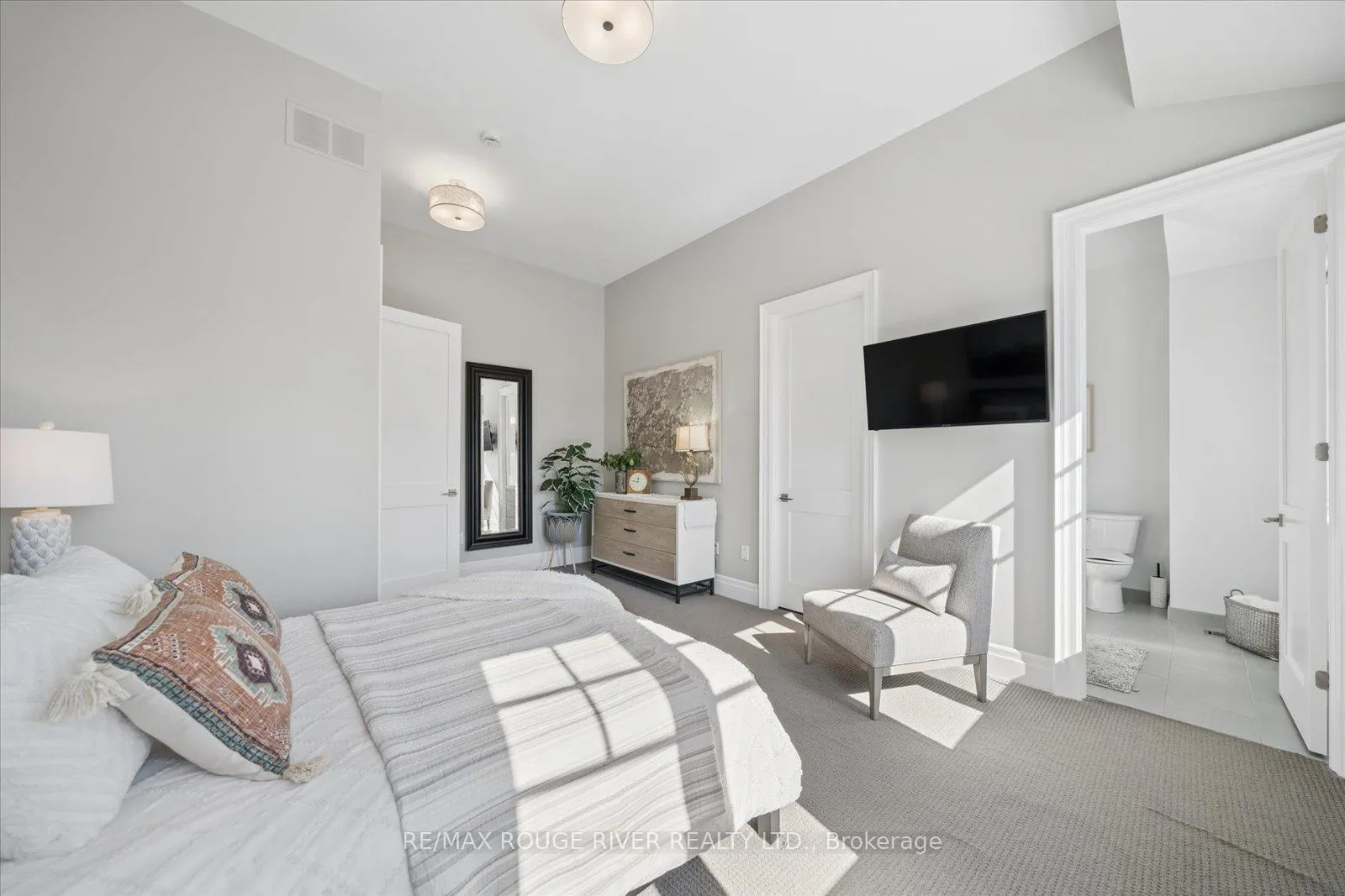 Photo 25 of 699 Front Road, Pickering, Bay Ridges — HOMEH