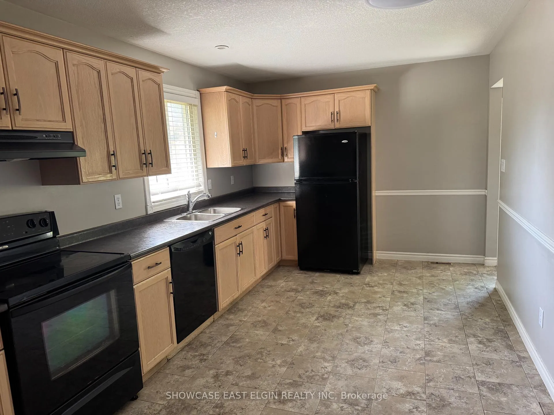 Photo 3 of 28 Melanie Drive, Aylmer — HOMEH