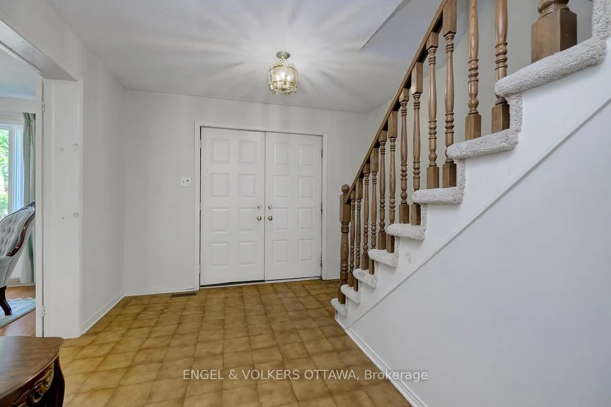 Photo 3 of 210 Cypress Court, Ottawa, Bayshore — HOMEH