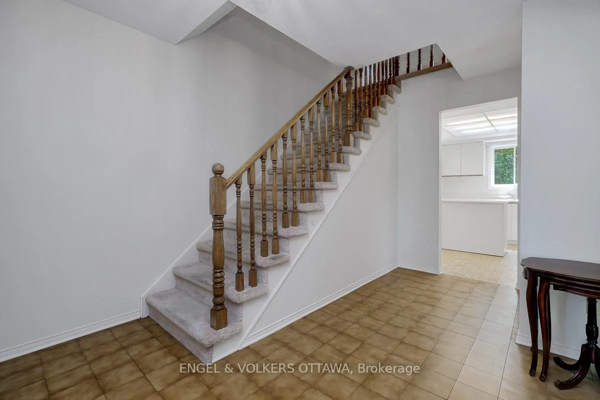 Photo 4 of 210 Cypress Court, Ottawa, Bayshore — HOMEH