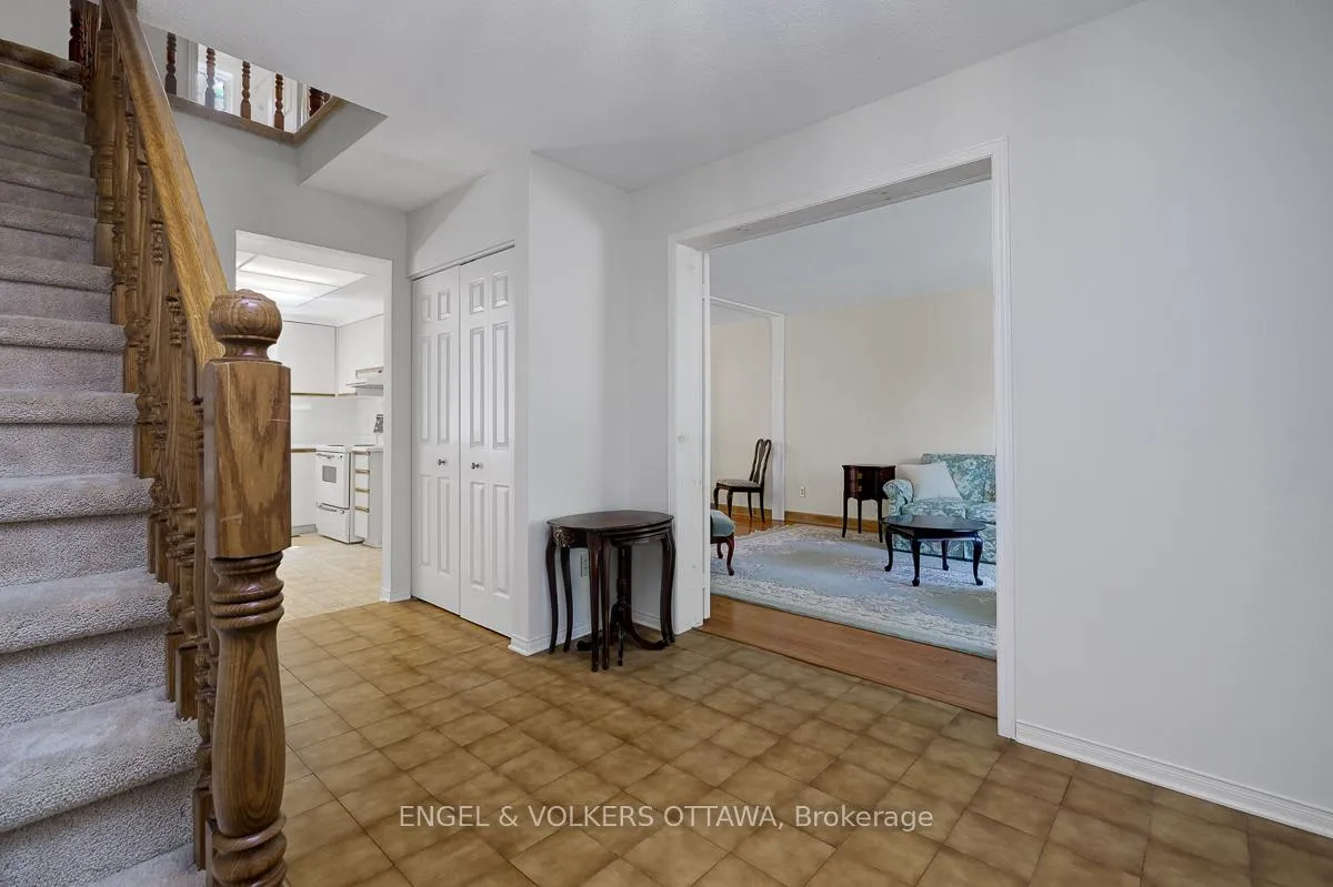 Photo 5 of 210 Cypress Court, Ottawa, Bayshore — HOMEH