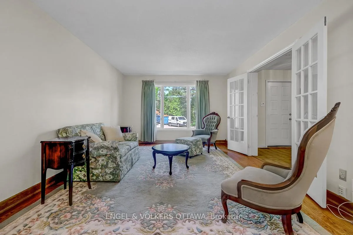 Photo 6 of 210 Cypress Court, Ottawa, Bayshore — HOMEH