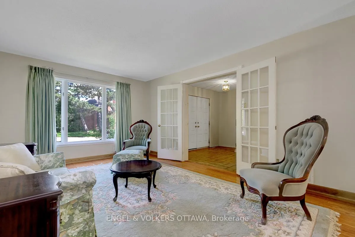 Photo 7 of 210 Cypress Court, Ottawa, Bayshore — HOMEH