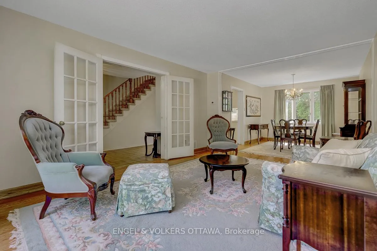 Photo 9 of 210 Cypress Court, Ottawa, Bayshore — HOMEH