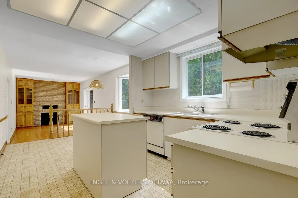 Photo 13 of 210 Cypress Court, Ottawa, Bayshore — HOMEH