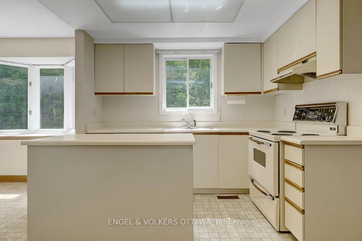 Photo 14 of 210 Cypress Court, Ottawa, Bayshore — HOMEH