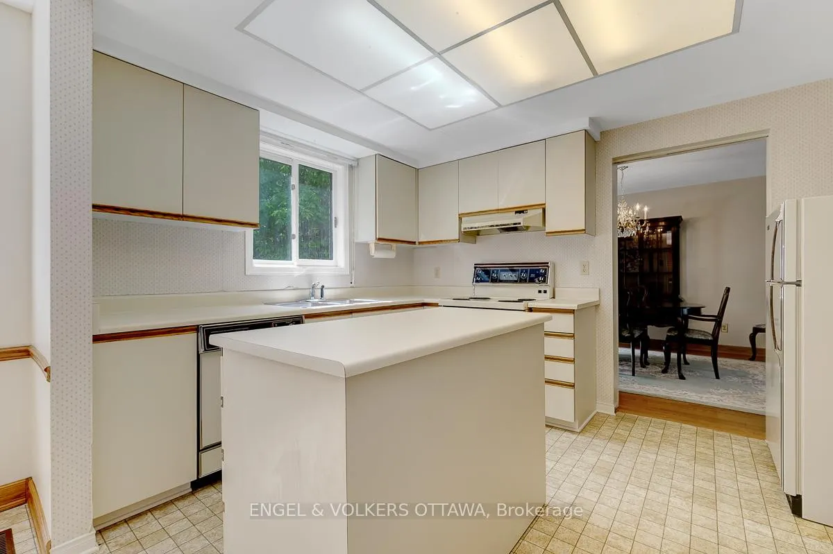 Photo 15 of 210 Cypress Court, Ottawa, Bayshore — HOMEH
