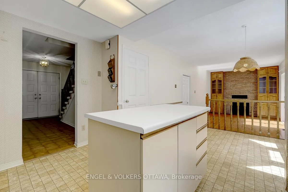 Photo 16 of 210 Cypress Court, Ottawa, Bayshore — HOMEH