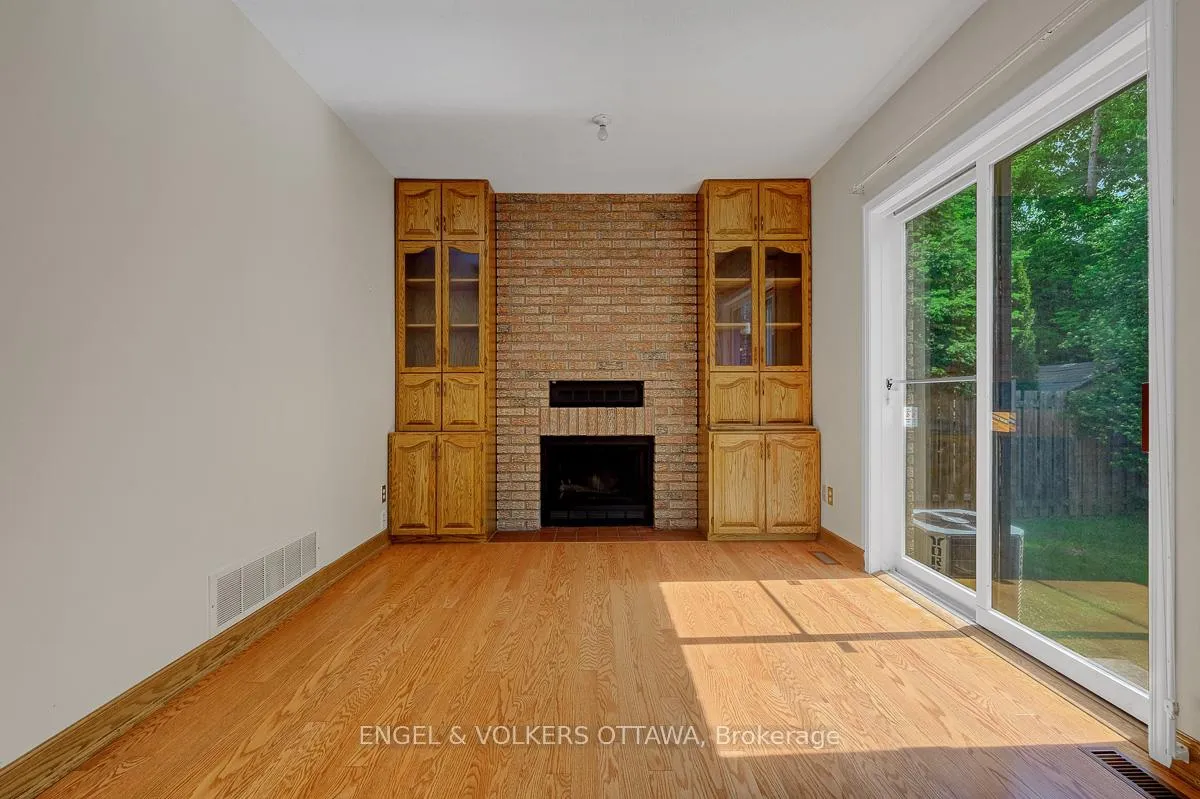 Photo 21 of 210 Cypress Court, Ottawa, Bayshore — HOMEH