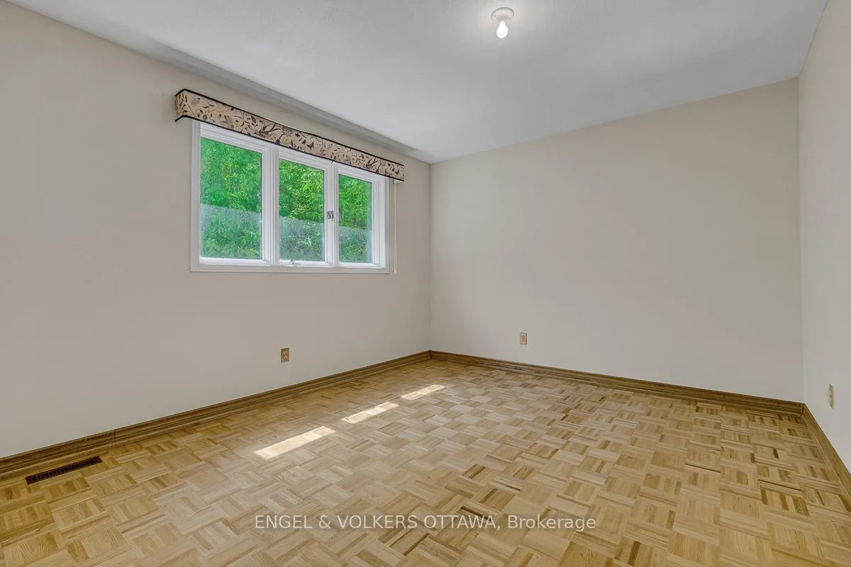 Photo 32 of 210 Cypress Court, Ottawa, Bayshore — HOMEH