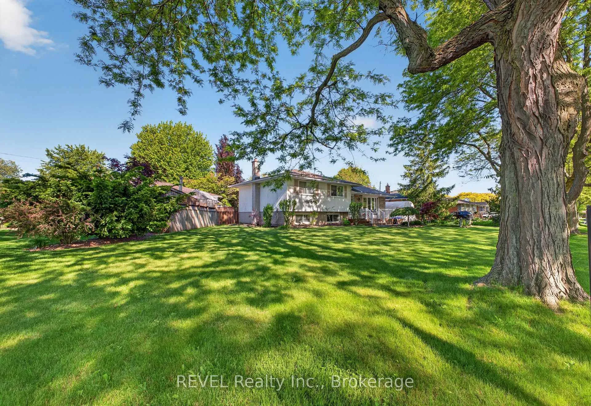 Photo 3 of 9 Rexleigh Crescent, St. Catharines, Lakeport — HOMEH